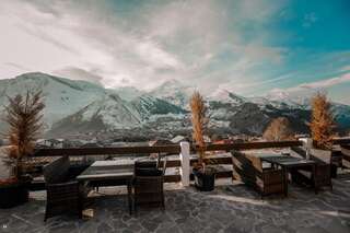 Отель Alpine Lounge Kazbegi Степанцминда Номер с кроватью размера «king-size» и видом на горы-4