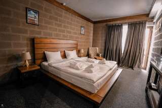 Отель Alpine Lounge Kazbegi Степанцминда Номер с кроватью размера «king-size» и видом на горы-6