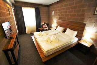 Отель Alpine Lounge Kazbegi Степанцминда Номер с кроватью размера «king-size» и видом на горы-7