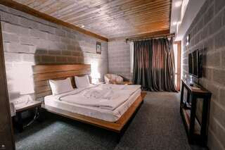 Отель Alpine Lounge Kazbegi Степанцминда Номер с кроватью размера «king-size» и видом на горы-1