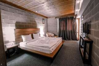 Отель Alpine Lounge Kazbegi Степанцминда Номер с кроватью размера «king-size» и видом на горы-10